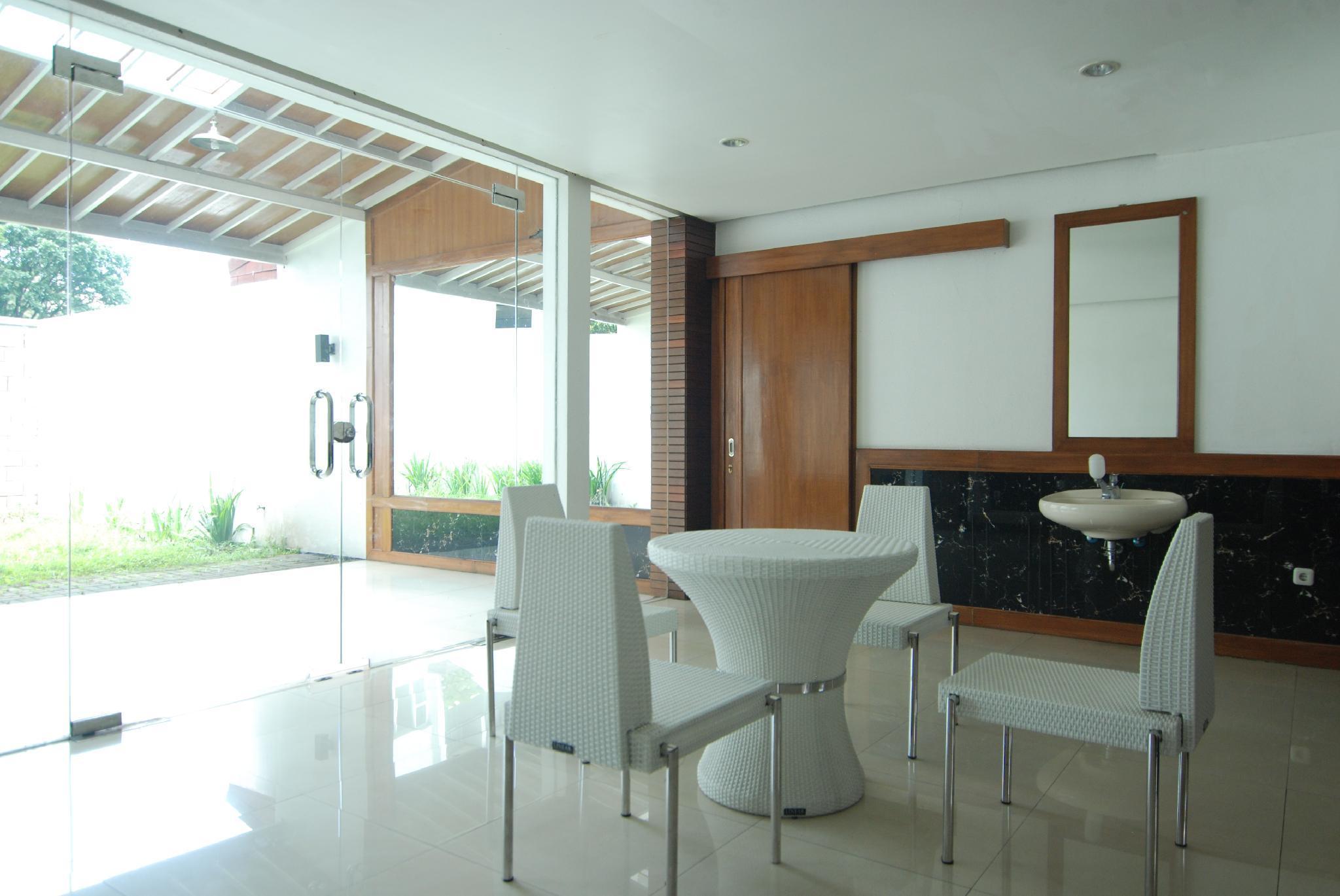 Oyo 229 Hi Quality Hotel Бандунг Екстериор снимка